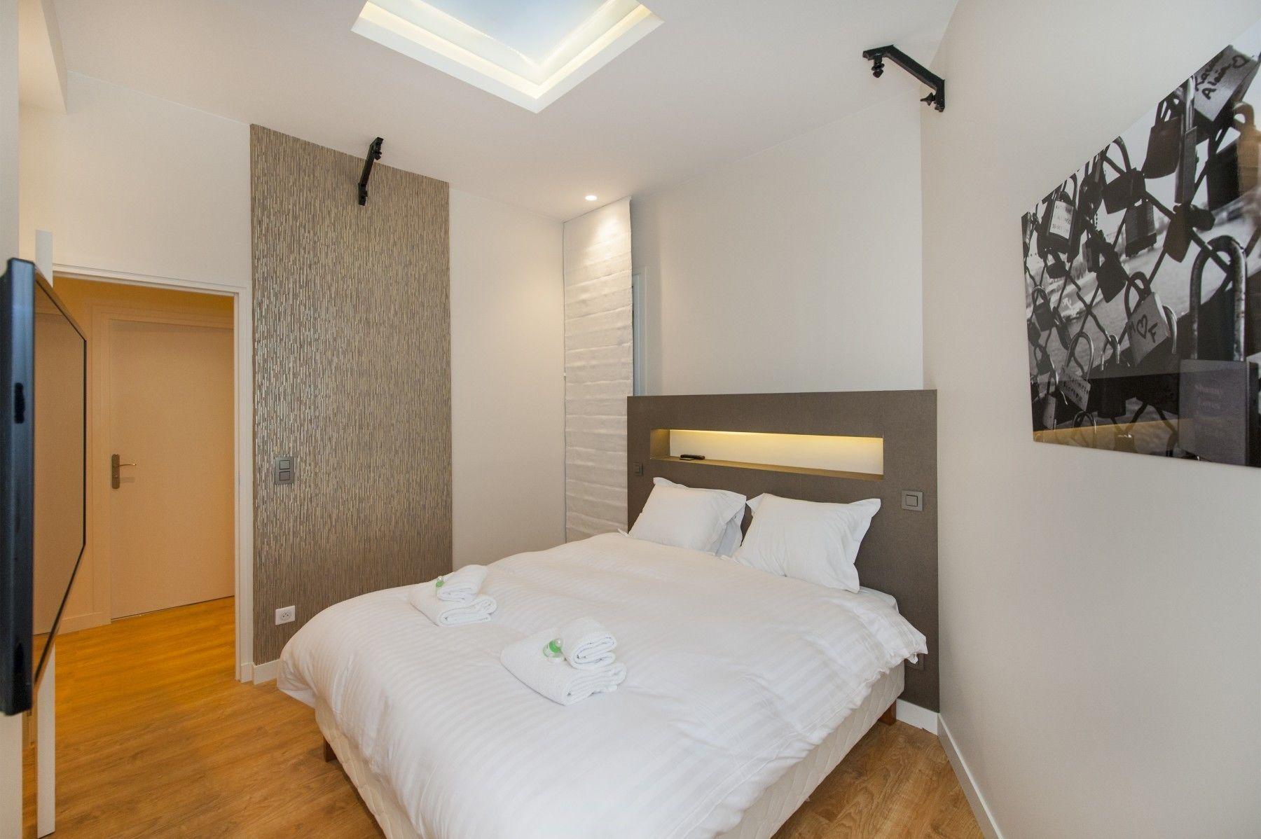 Yuna Blanche - Serviced * Paris