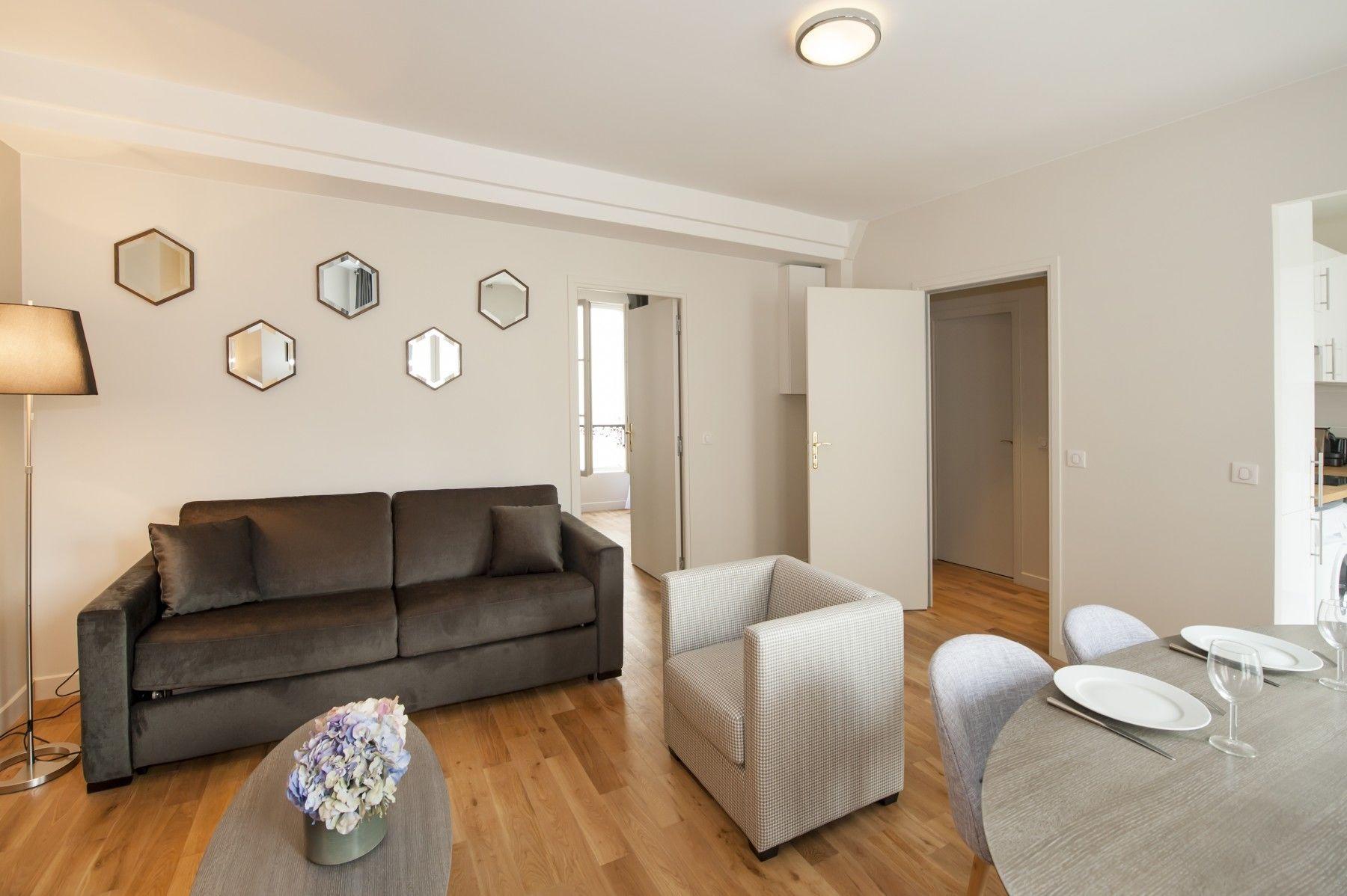 Yuna Blanche - Serviced * Paris