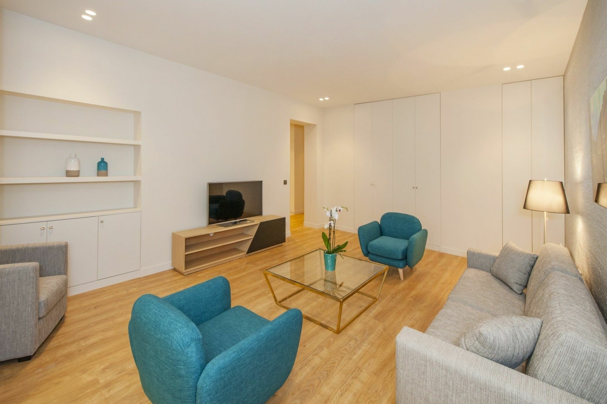 Yuna Blanche - Serviced * Parigi